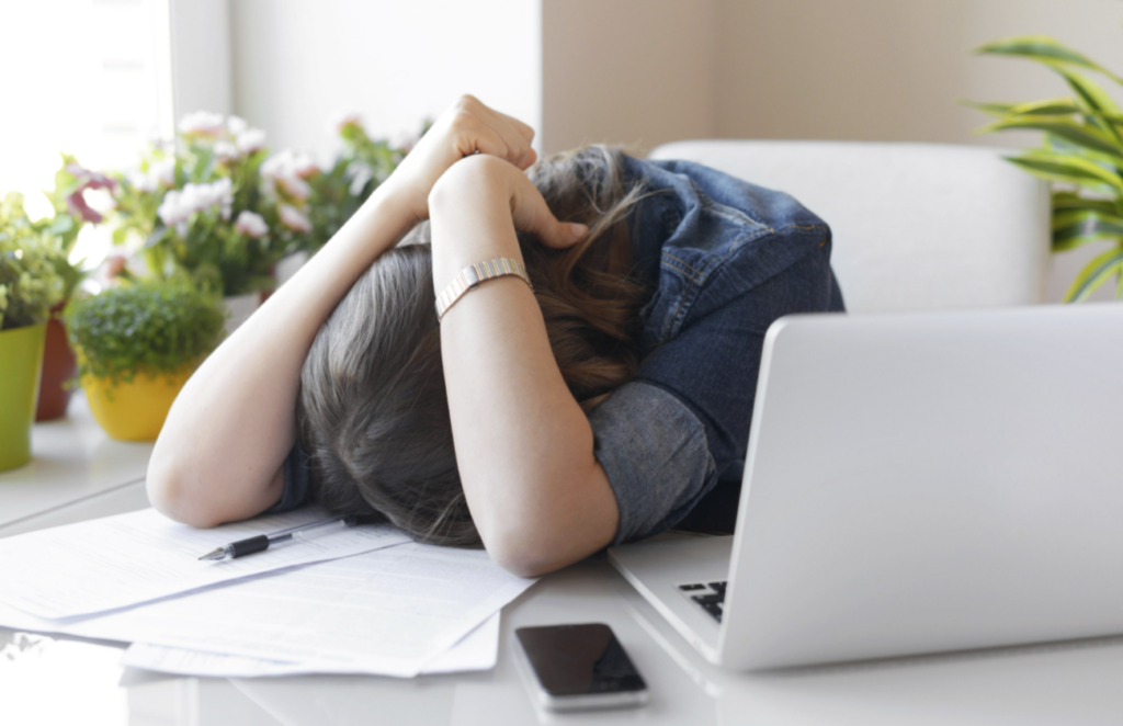 mulher cansada de tanto estudar para Concurso Público